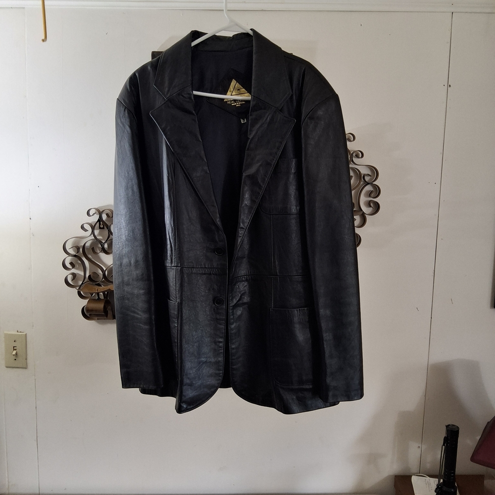 Classic Black Blazer with Structured Shoulders and Traditional Tailoring